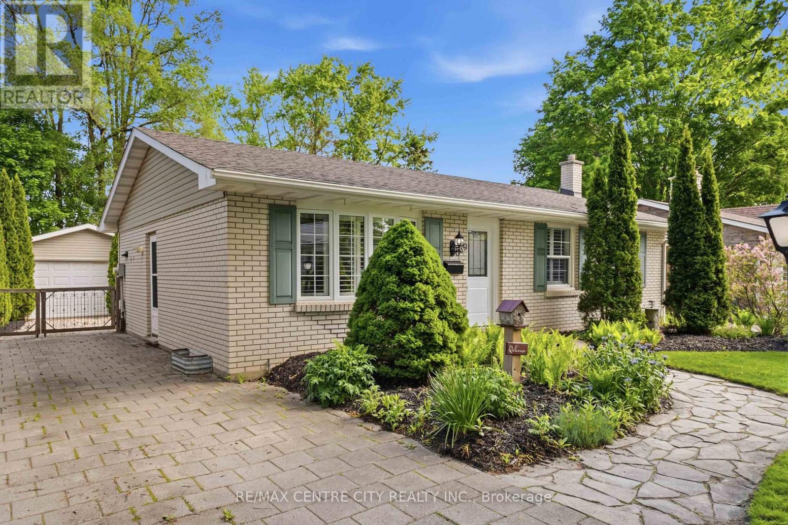 639 DUNBOYNE CRESCENT - 2
