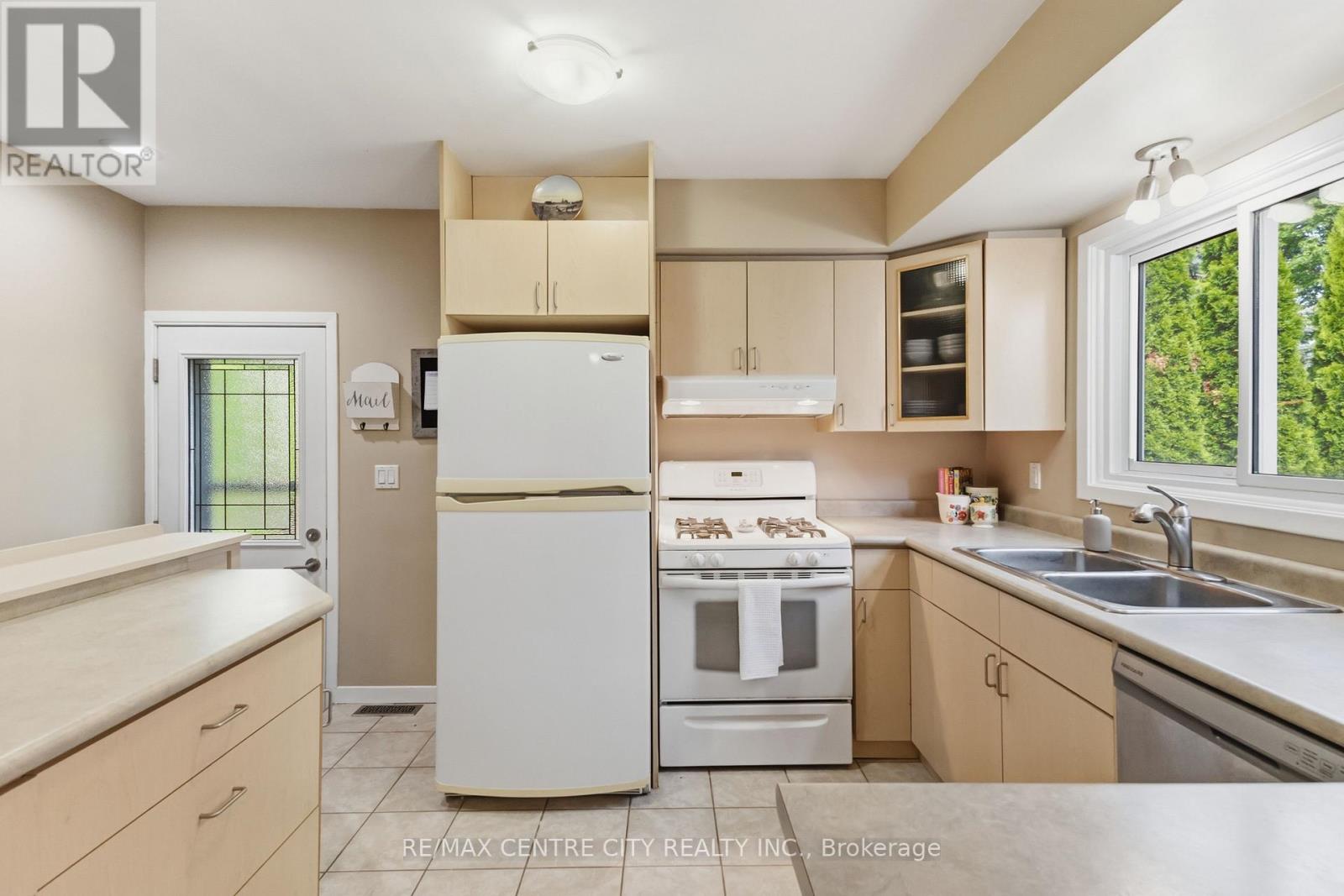 639 DUNBOYNE CRESCENT - 22