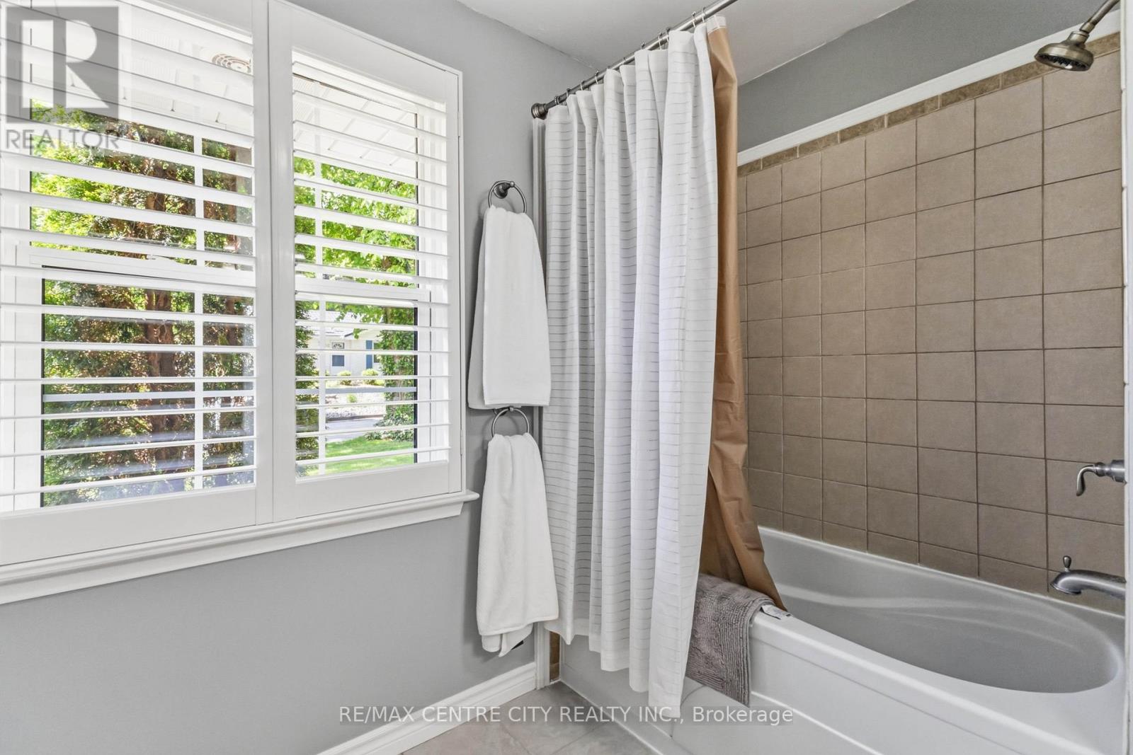 639 DUNBOYNE CRESCENT - 28