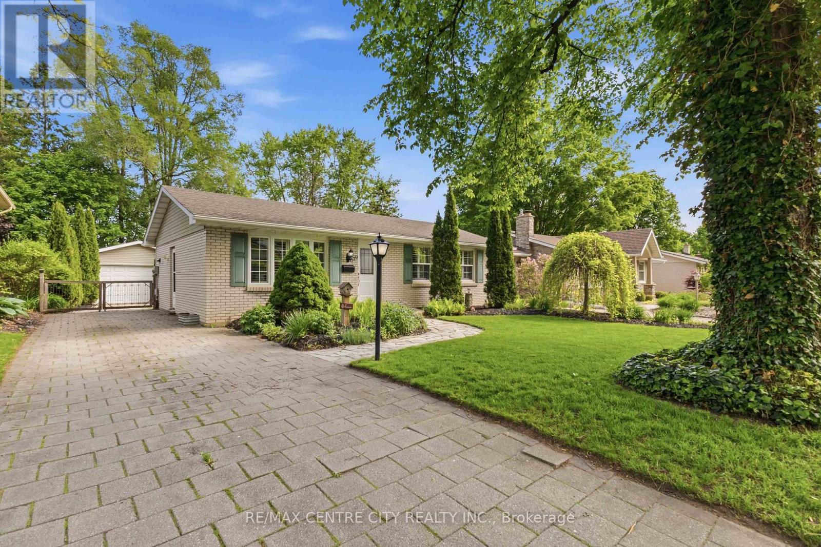 639 DUNBOYNE CRESCENT - 3