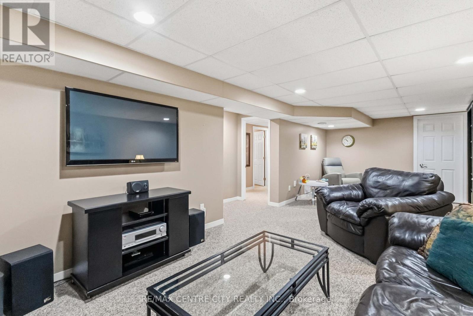639 DUNBOYNE CRESCENT - 32