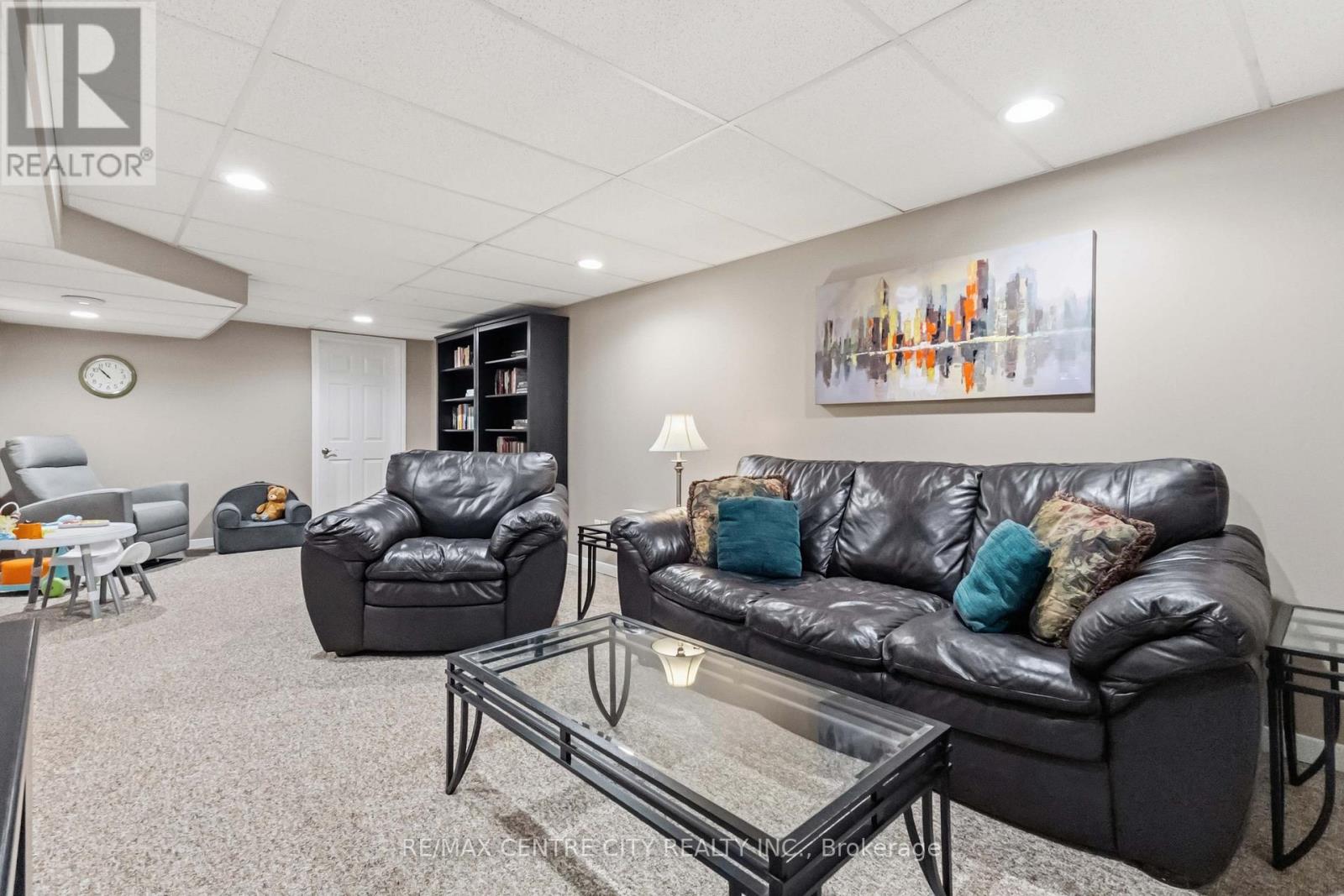 639 DUNBOYNE CRESCENT - 33