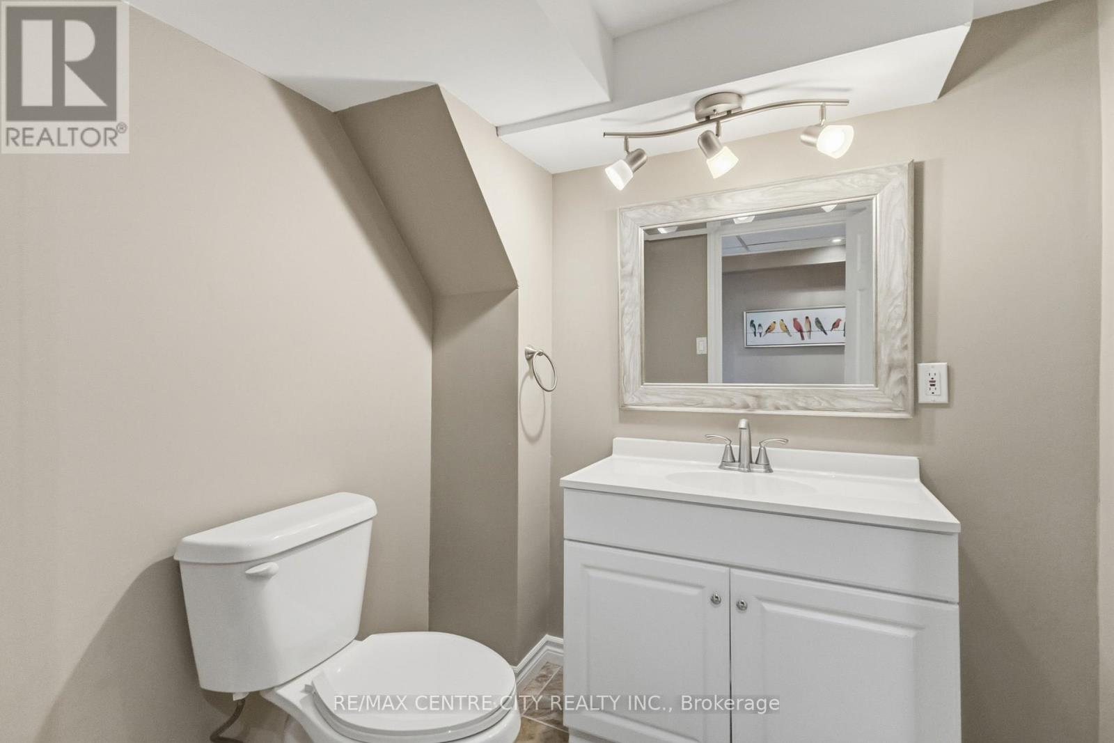 639 DUNBOYNE CRESCENT - 35