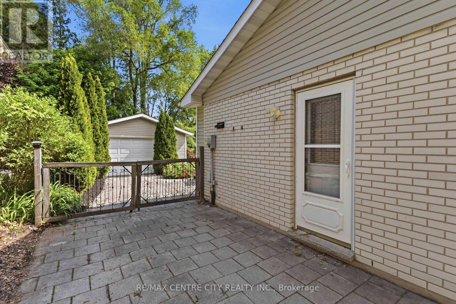 639 DUNBOYNE CRESCENT - 37
