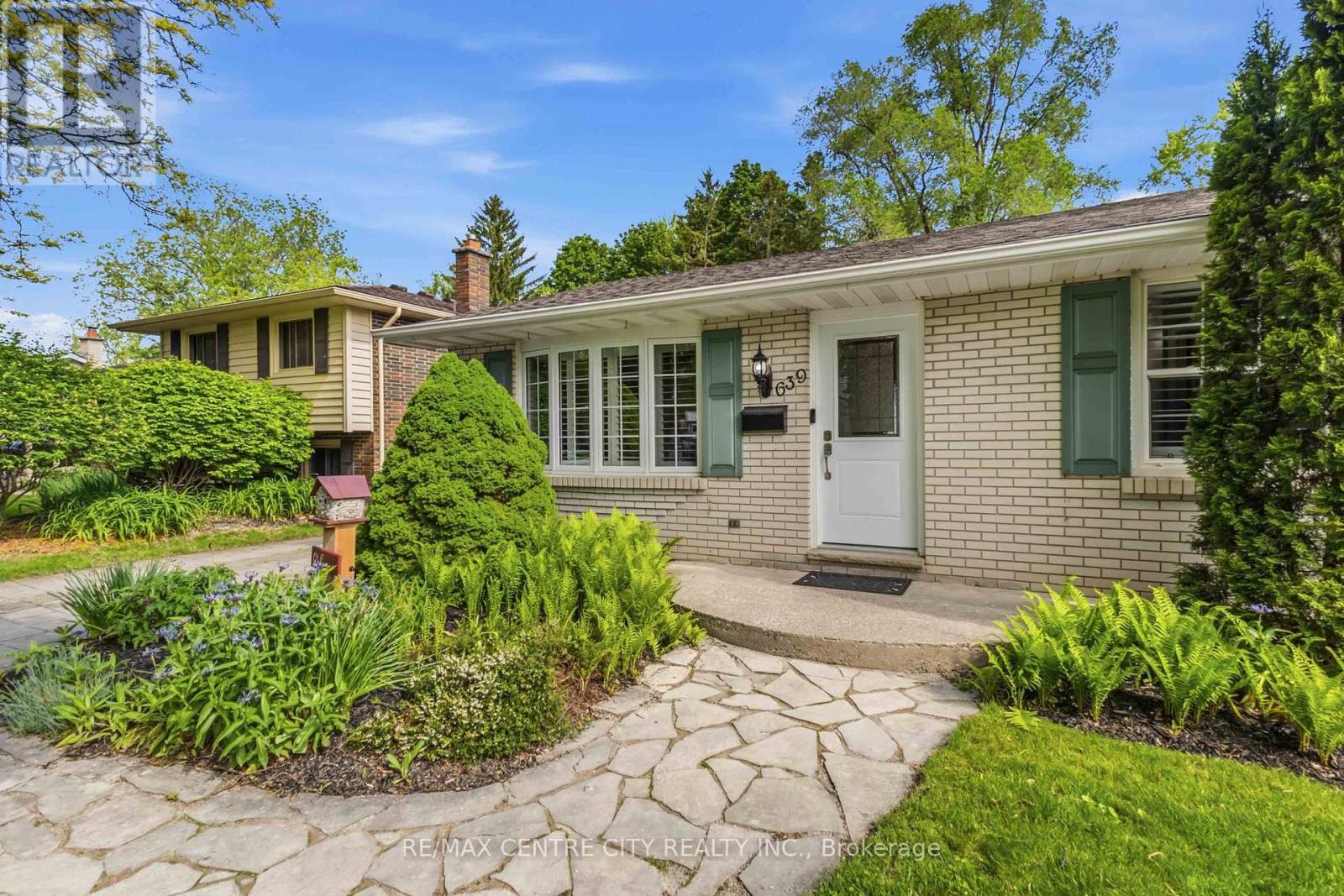 639 DUNBOYNE CRESCENT - 4