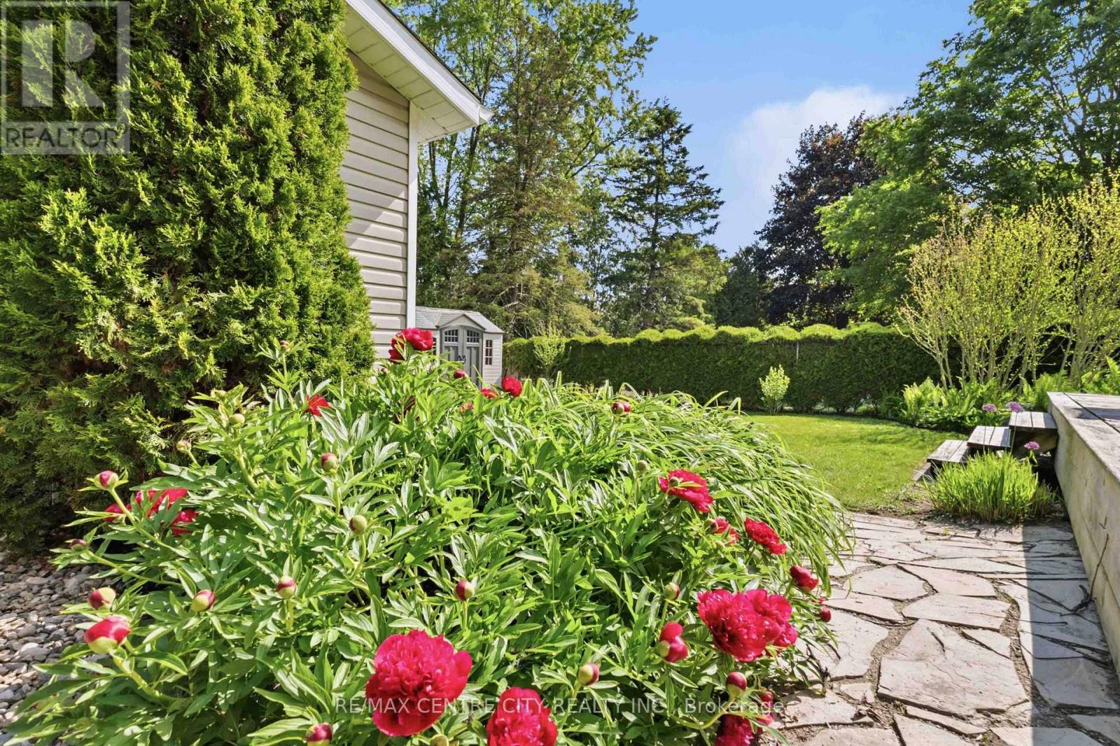 639 DUNBOYNE CRESCENT - 40