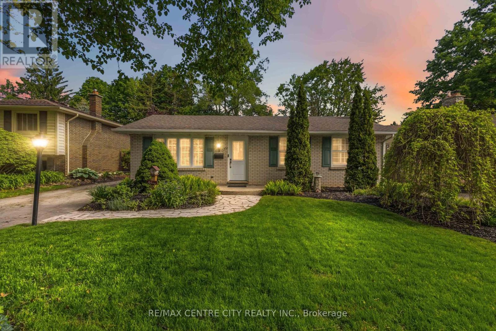 639 DUNBOYNE CRESCENT - 49