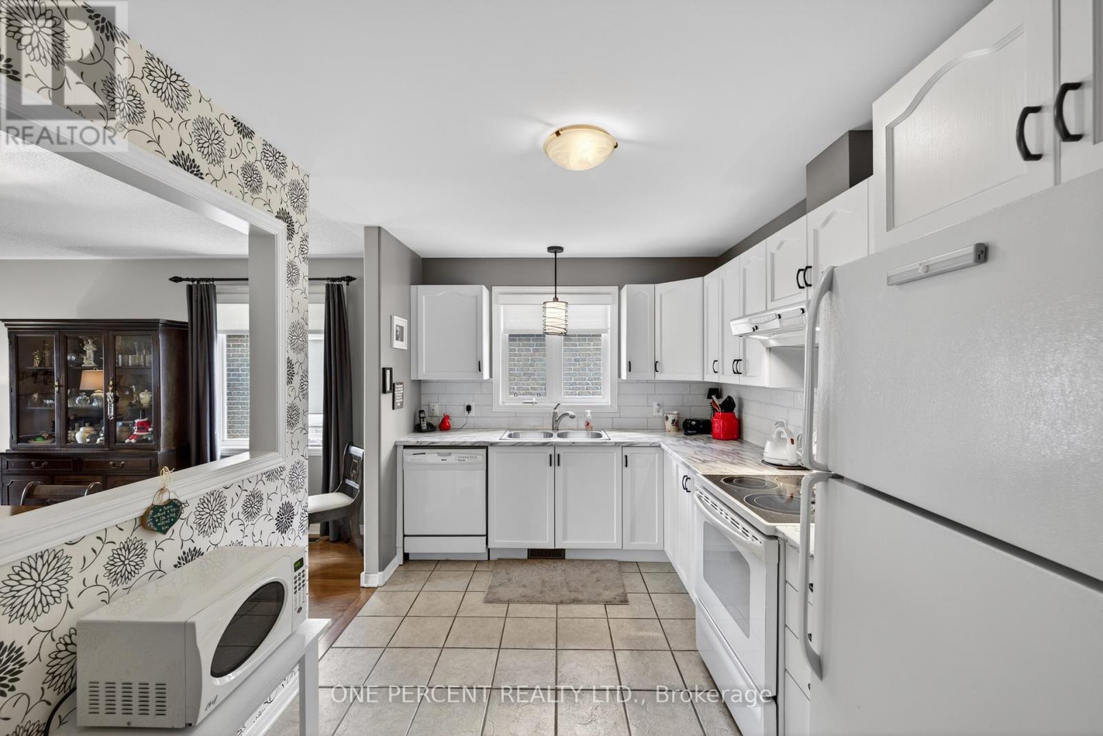 18 DR. GORDON CRESCENT - 11