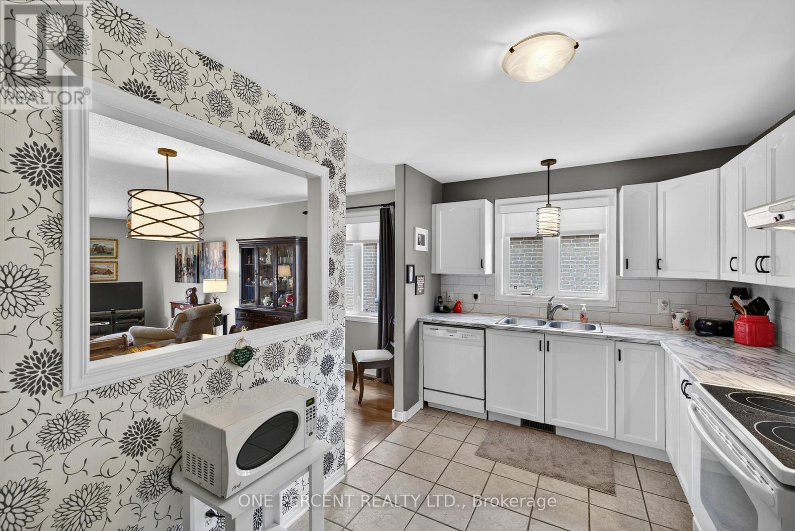 18 DR. GORDON CRESCENT - 12