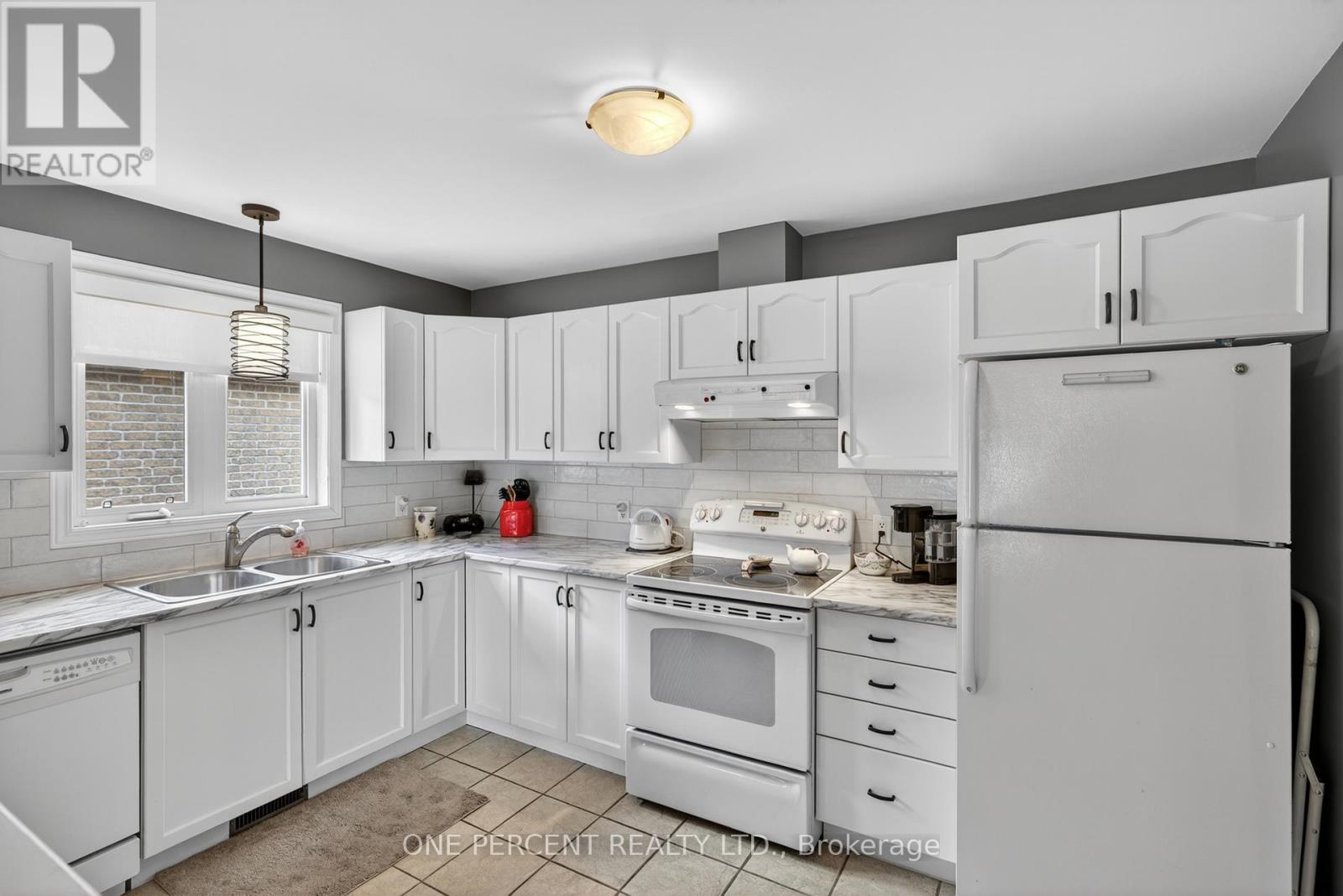 18 DR. GORDON CRESCENT - 13