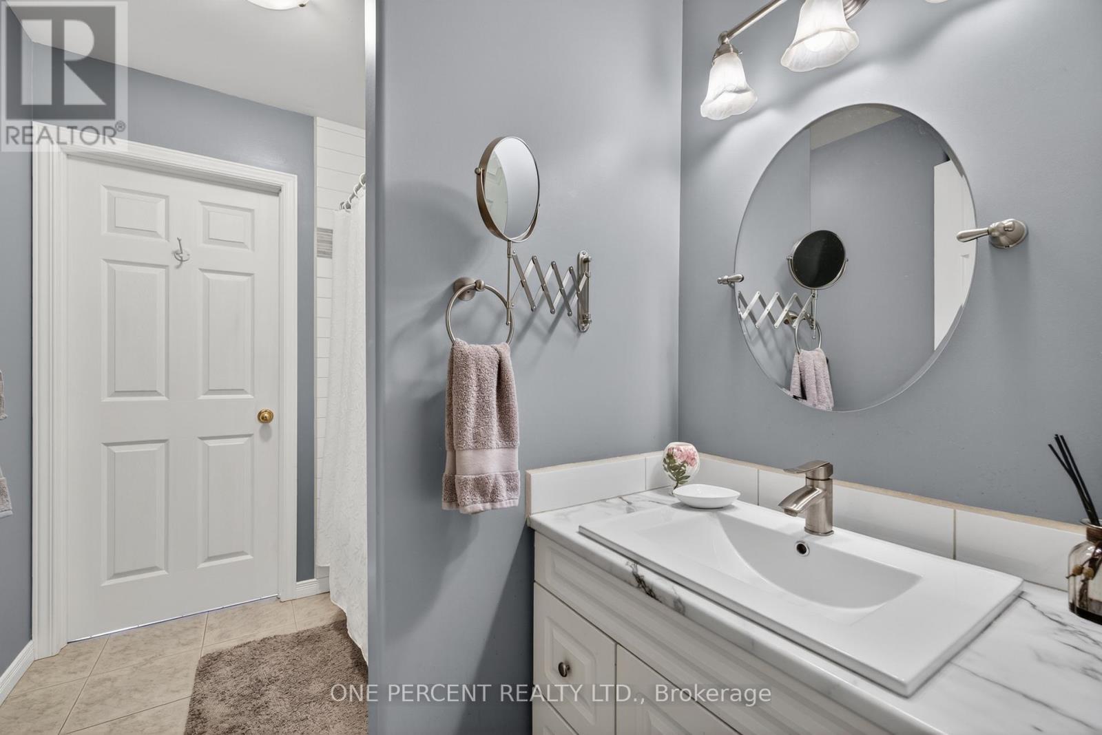 18 DR. GORDON CRESCENT - 19