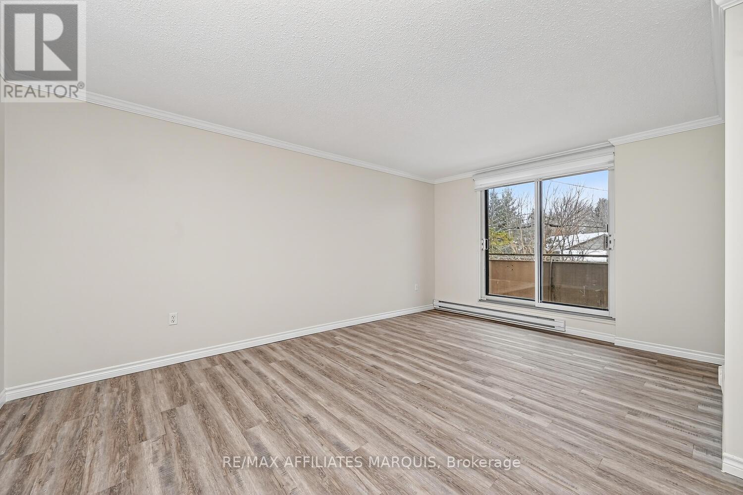 House for Rent in Ottawa – 204 – 41 SUNSET BOULEVARD, Ottawa – By Peter Sagos - Image 3