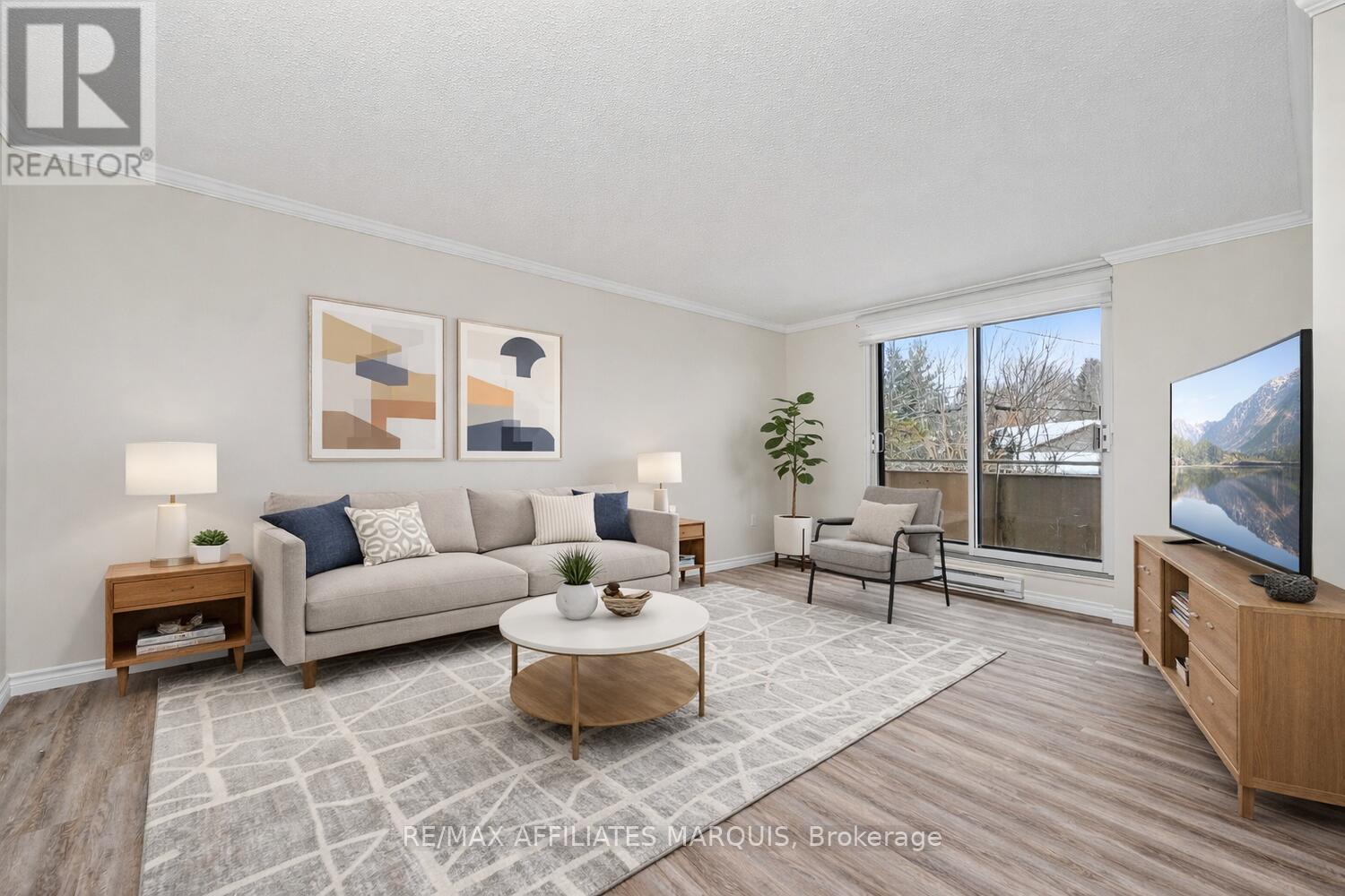 House for Rent in Ottawa – 204 – 41 SUNSET BOULEVARD, Ottawa – By Peter Sagos - Image 4