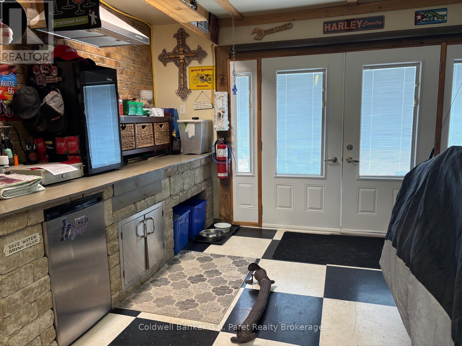28 PEGGY AVENUE - 29