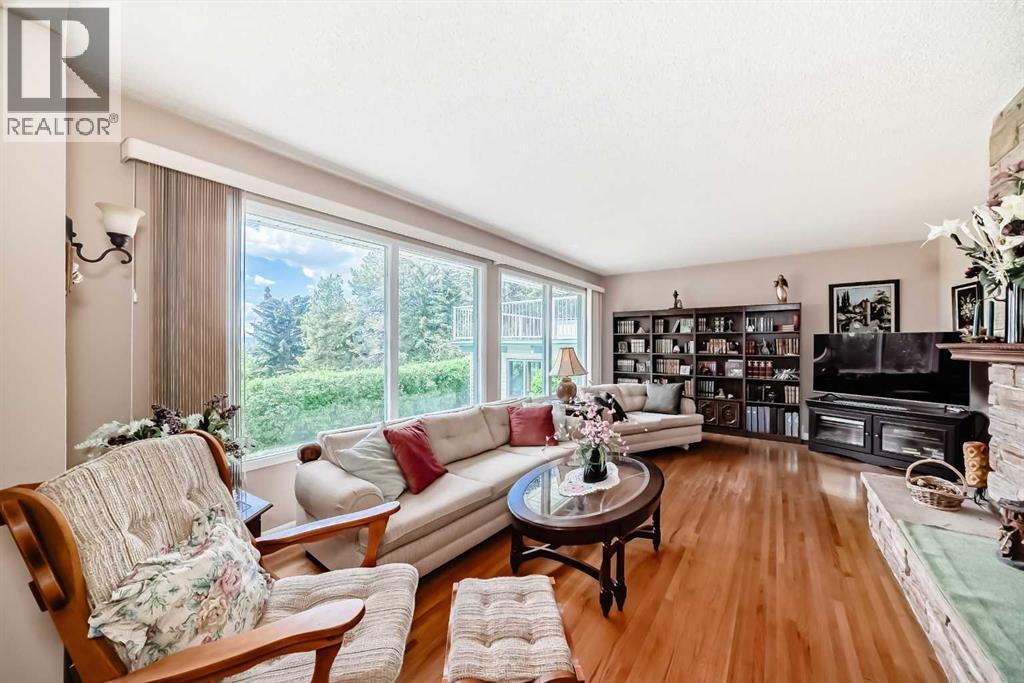 Looking into the living room, more postcard vistas