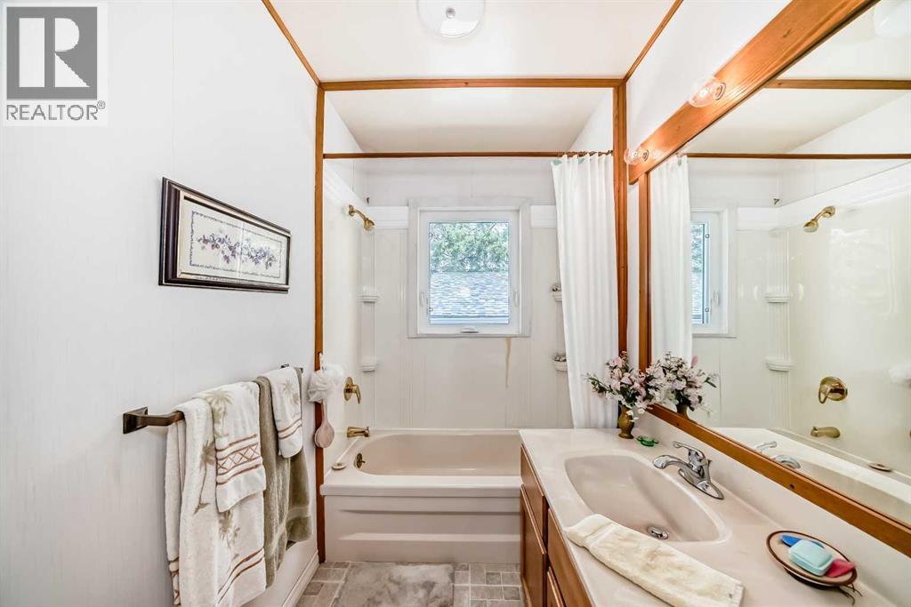 Main upstairs bath