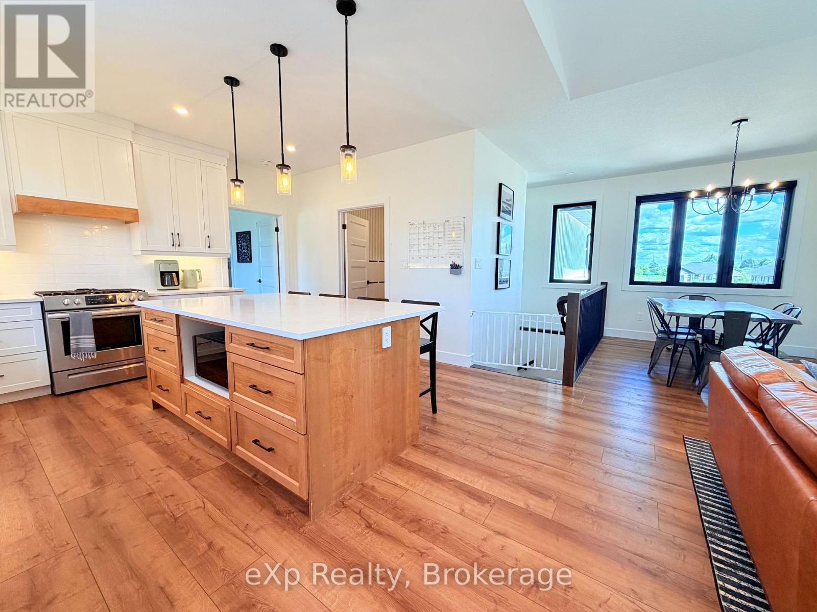 21 DEVINWOOD AVENUE - 13