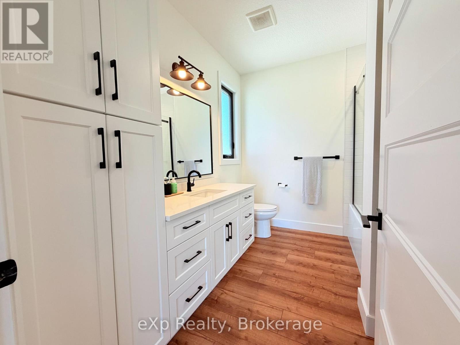 21 DEVINWOOD AVENUE - 16