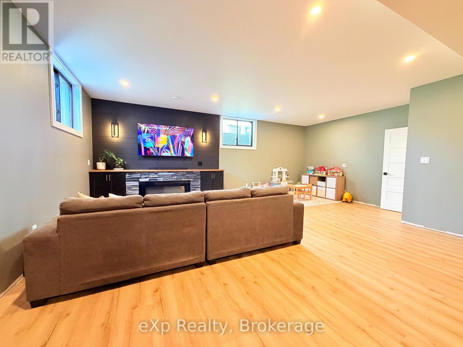 21 DEVINWOOD AVENUE - 22