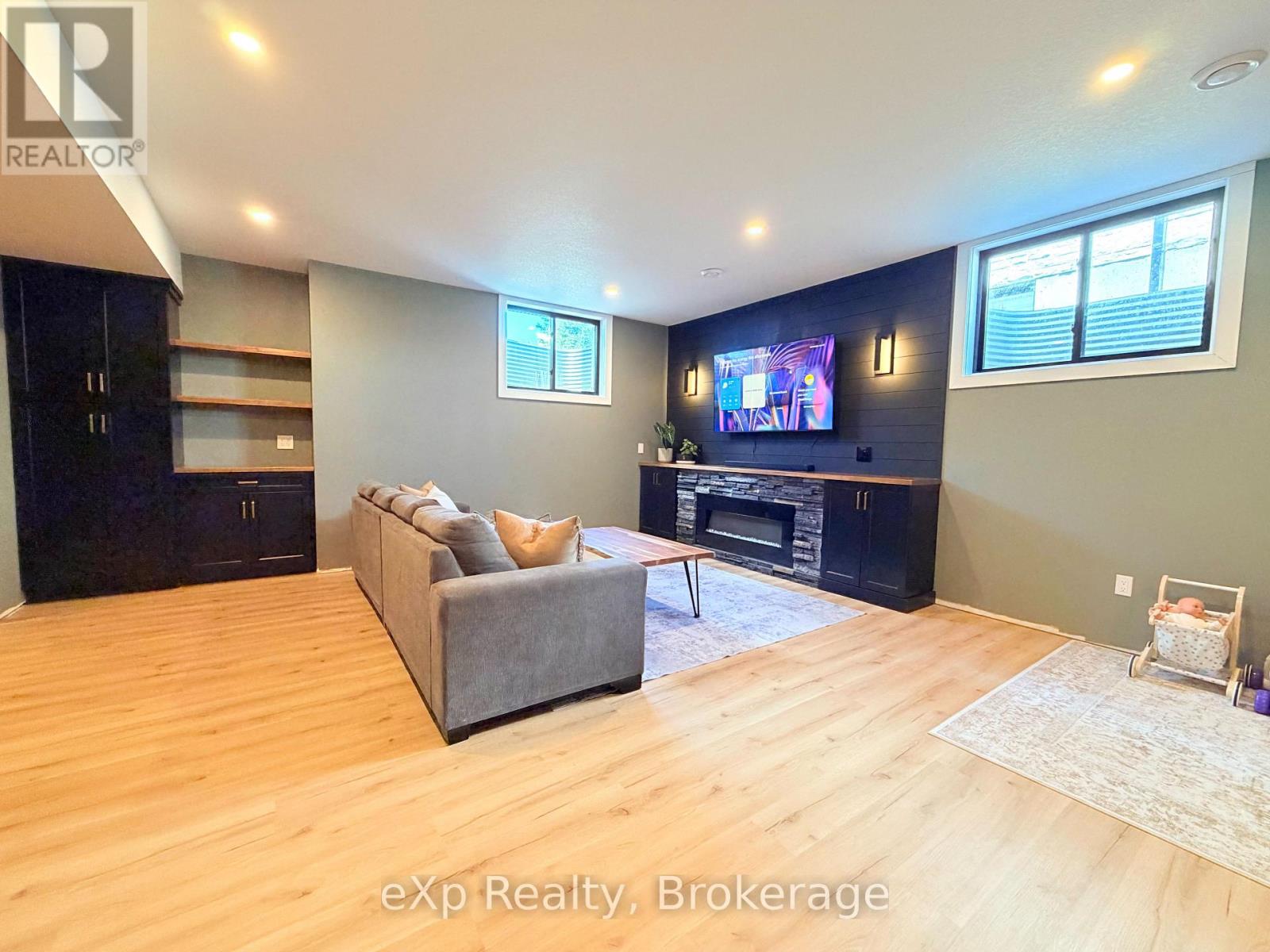 21 DEVINWOOD AVENUE - 23
