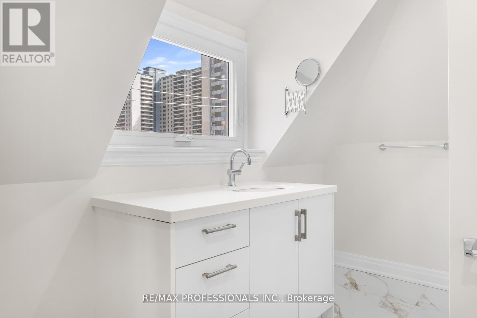 #C 253 WELLESLEY STREET E - 28