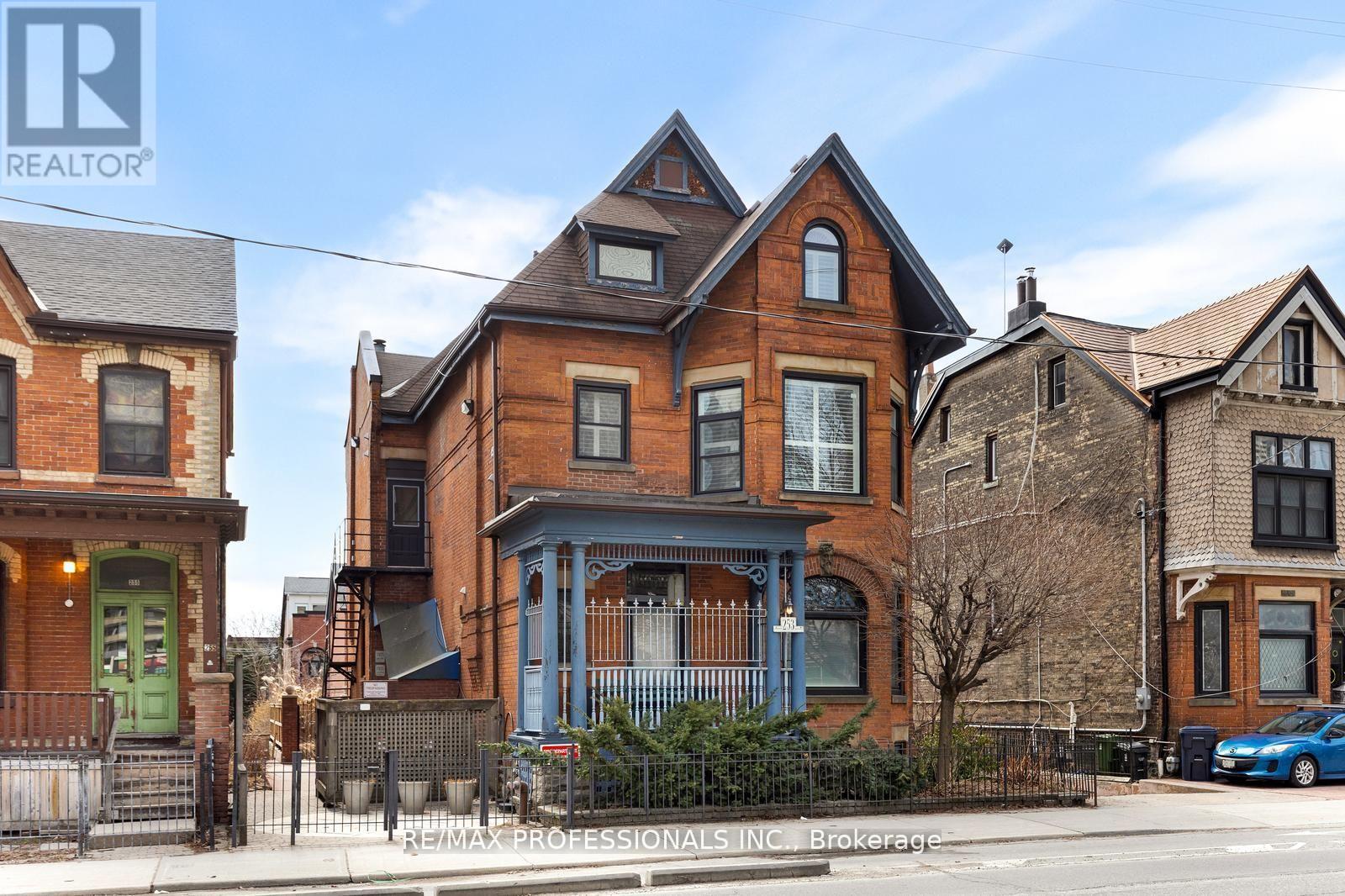 #C 253 WELLESLEY STREET E - 34