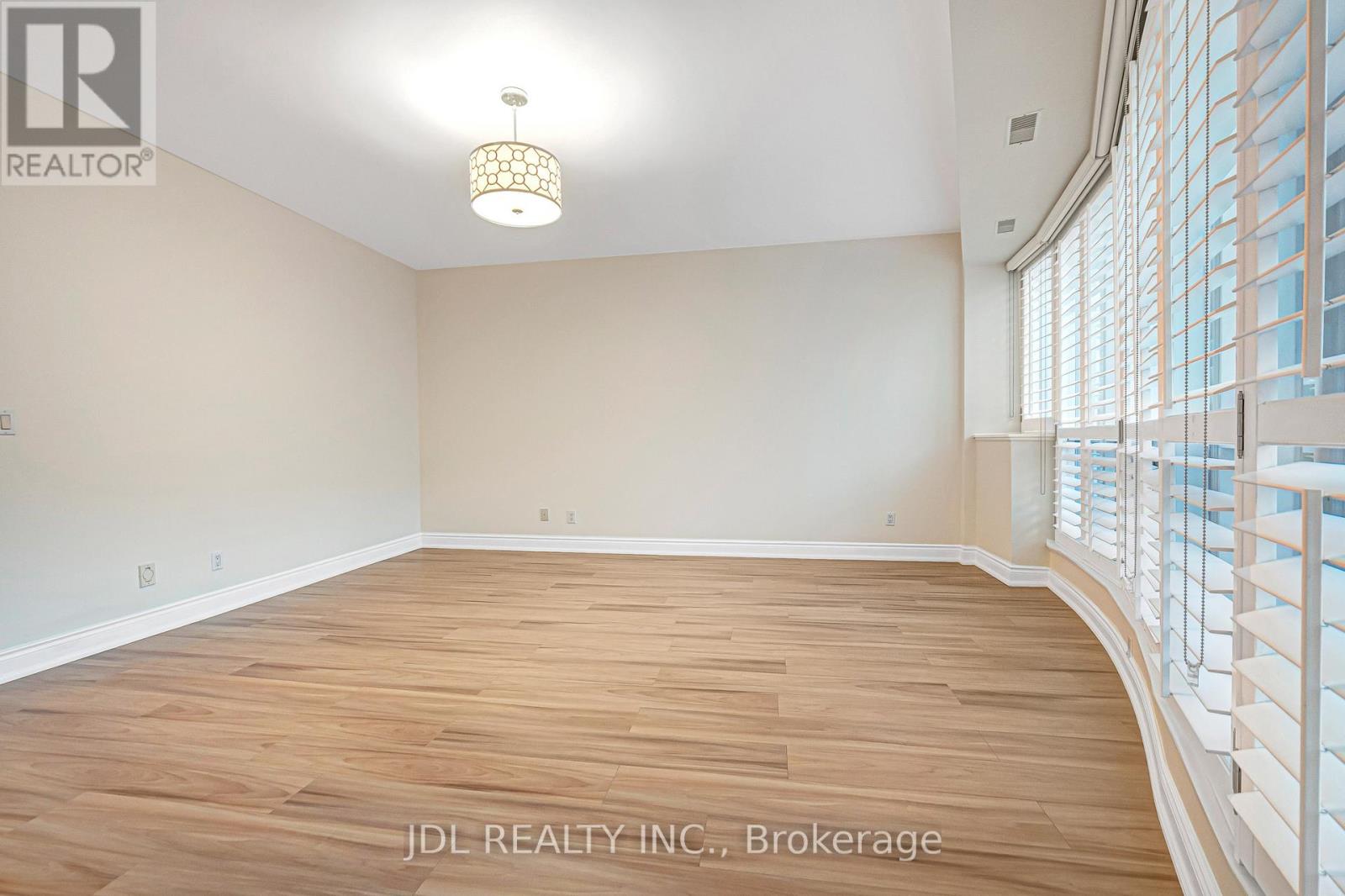 #TH07 761 BAY STREET - 32