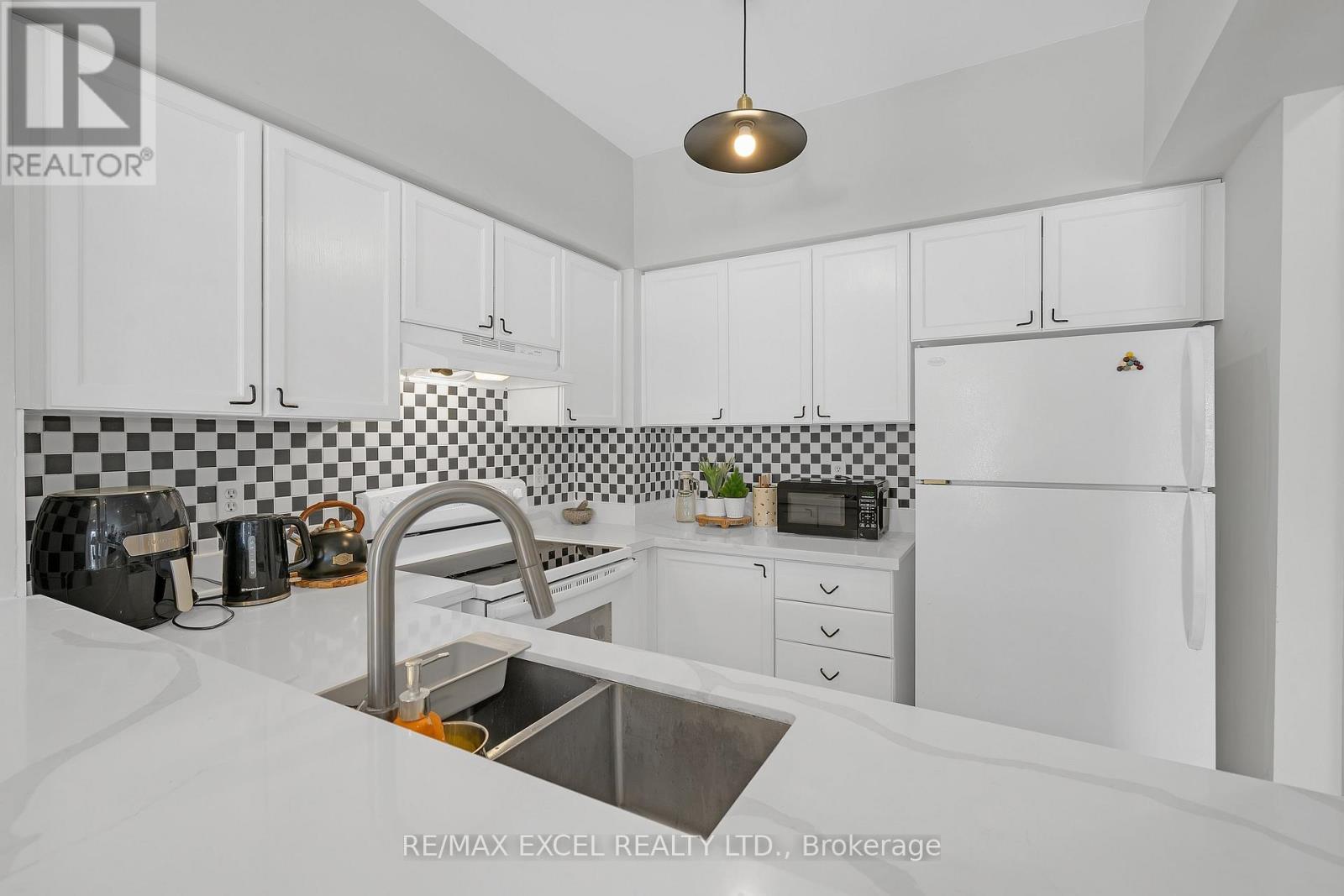 #3 10 COX BOULEVARD - 18