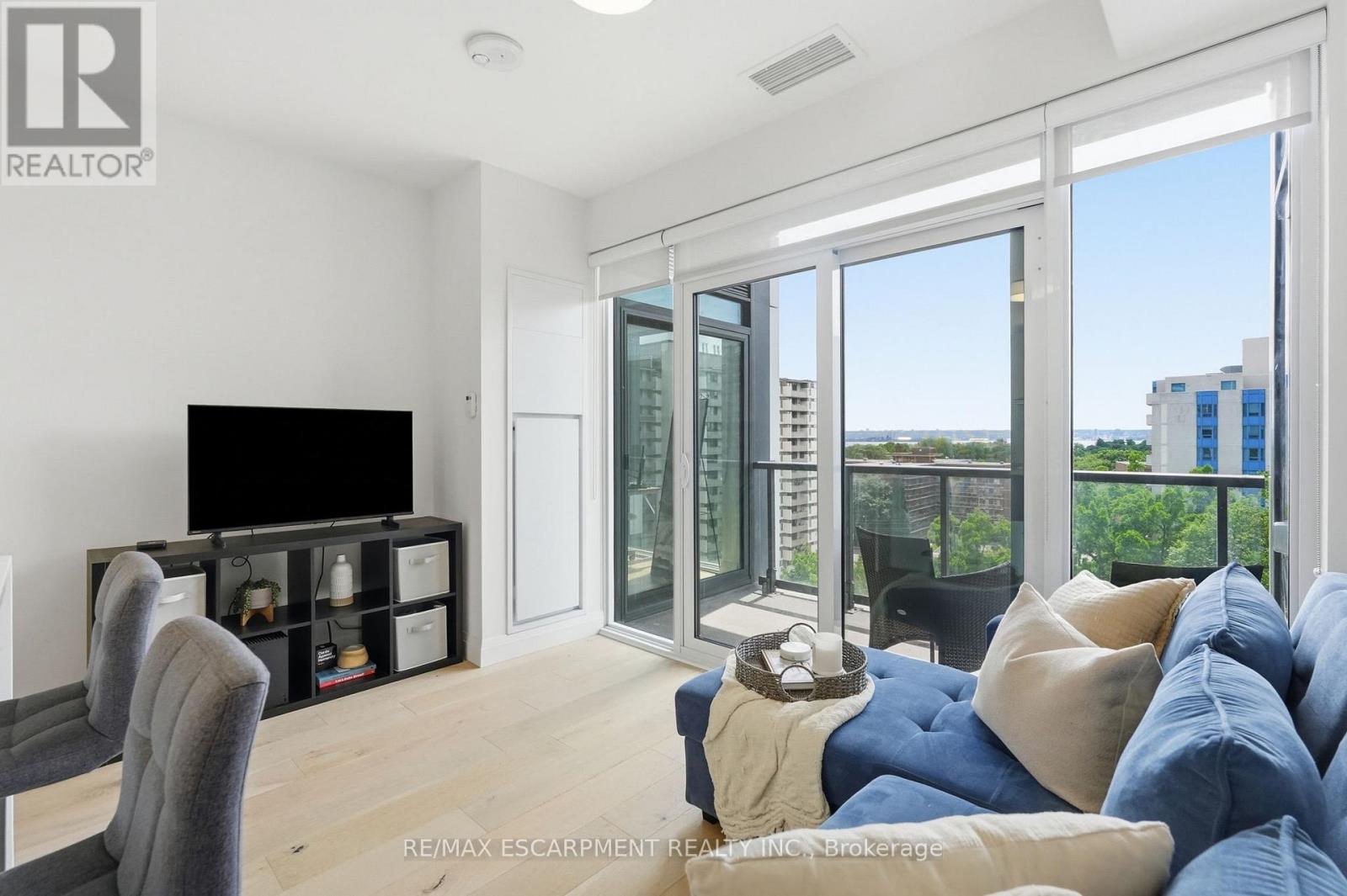 #909 500 BROCK AVENUE - 11