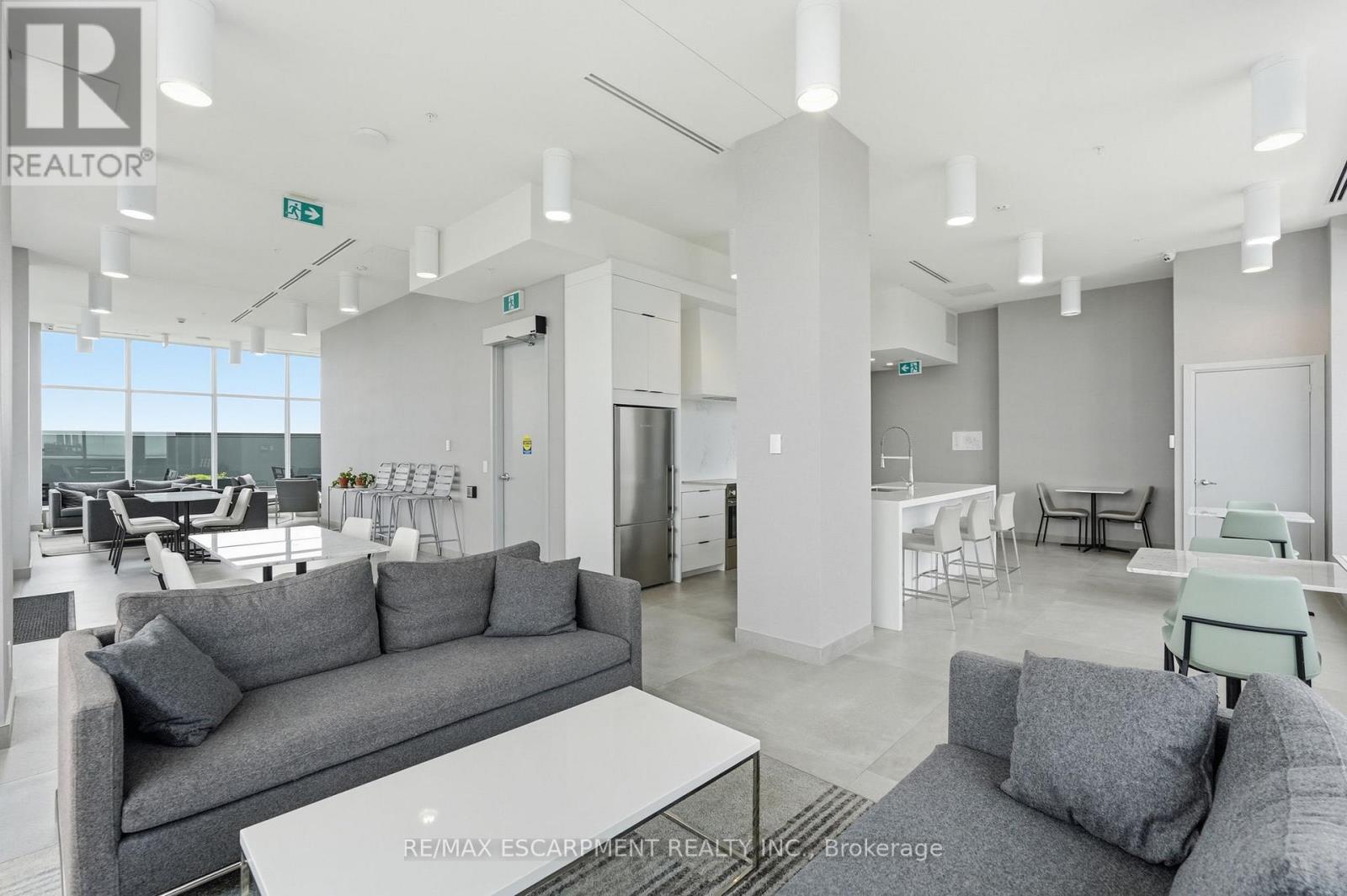 #909 500 BROCK AVENUE - 43