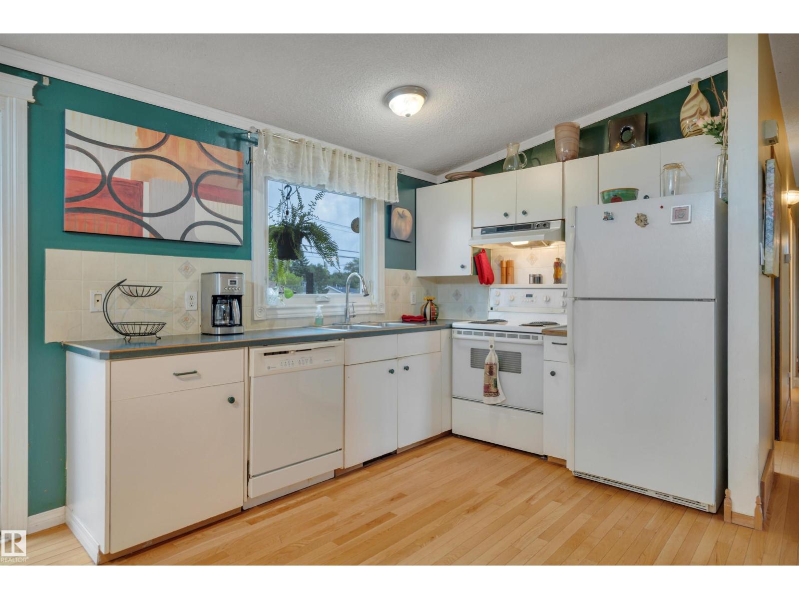 4207 47 ST - 11