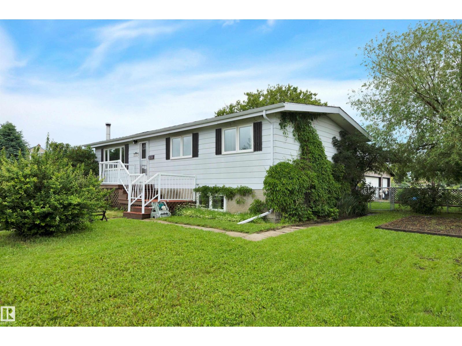 4207 47 ST - 3