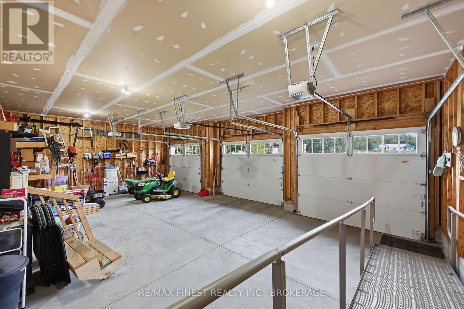 1046 KAM AVENUE - 40
