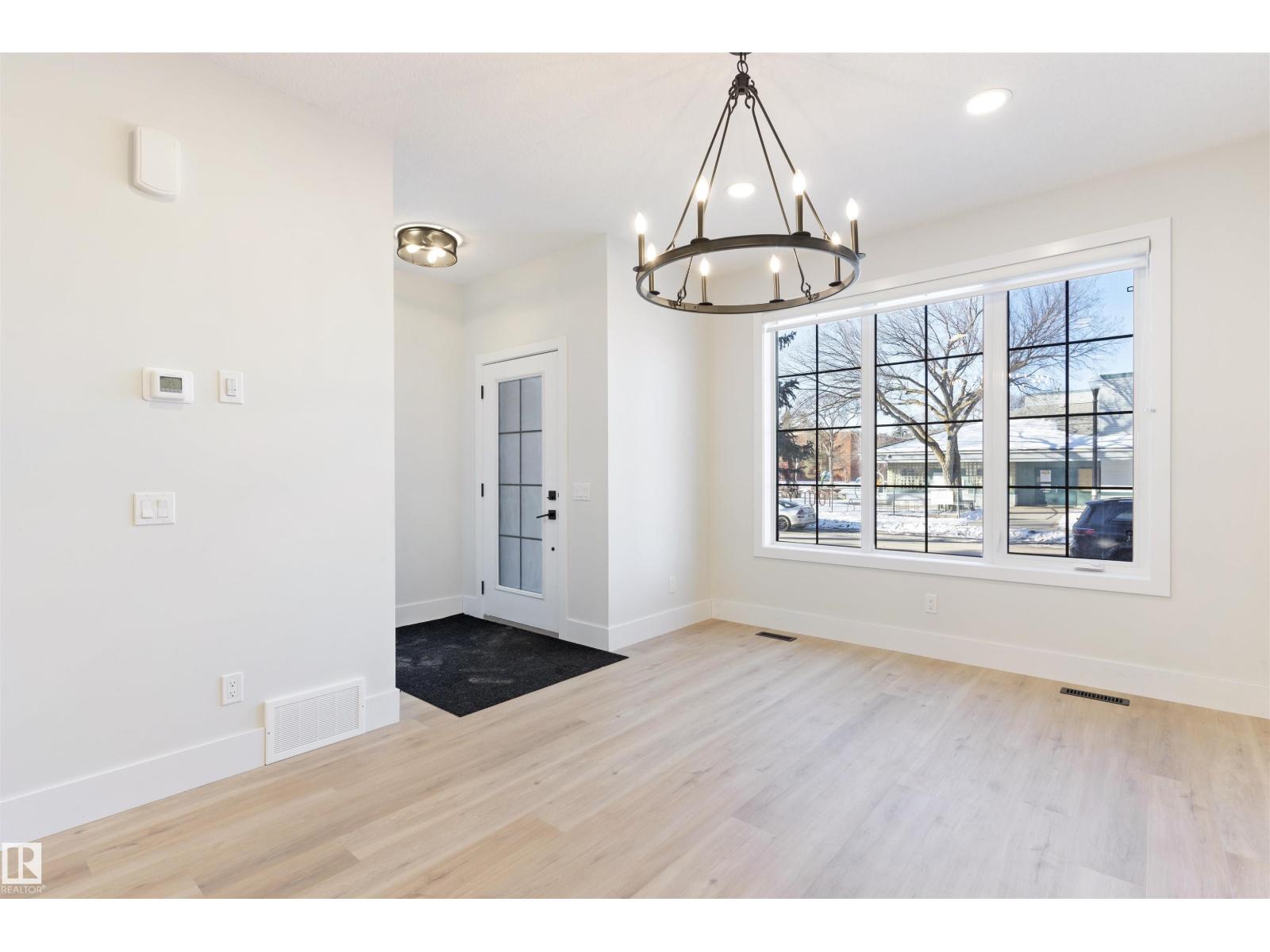 10419 136 ST NW - 5