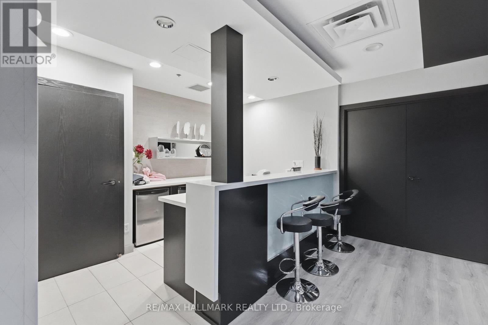 #417 120 DALLIMORE CIRCLE - 21