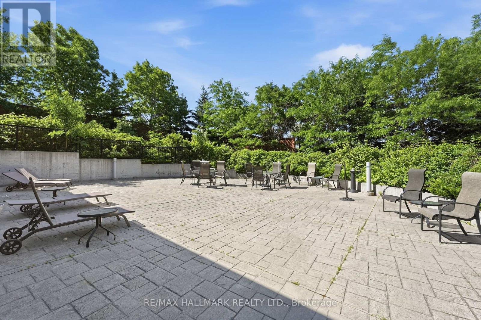 #417 120 DALLIMORE CIRCLE - 32