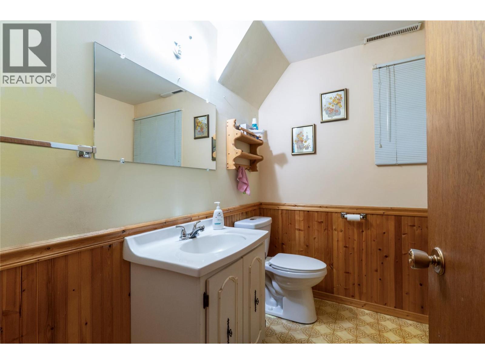  1730 36 Street Northeast, Salmon Arm