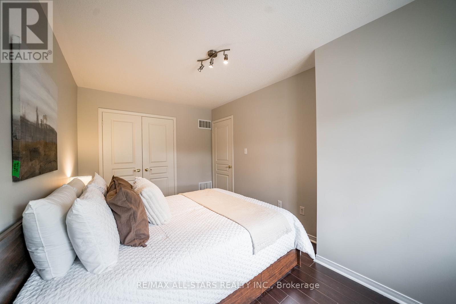85 VERA LYNN CRESCENT - 34