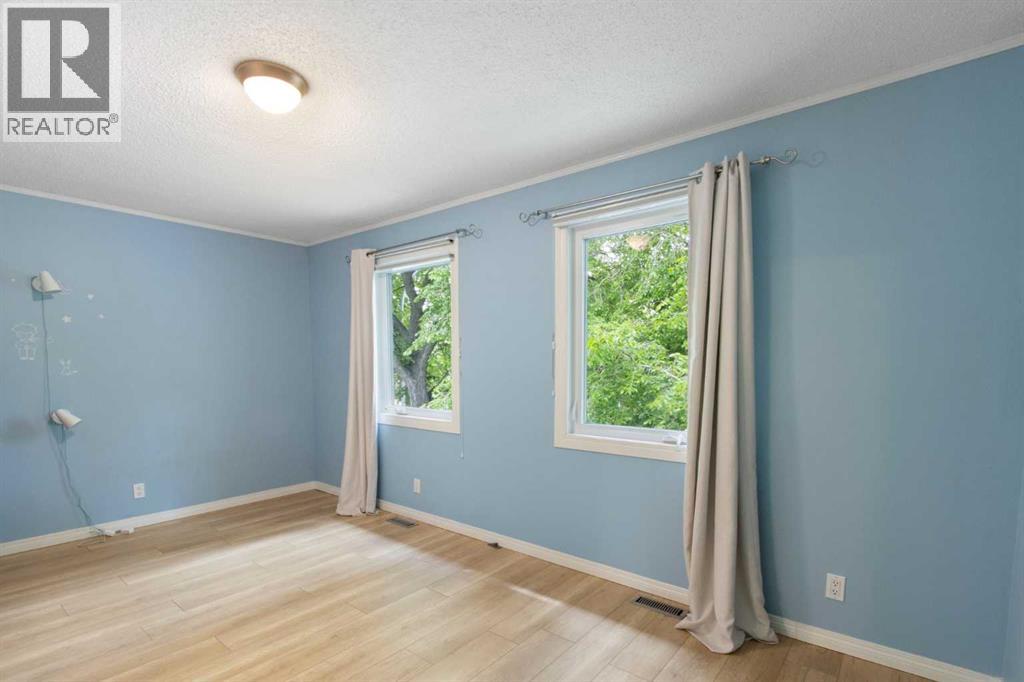 230 11 Avenue NE — photo 33