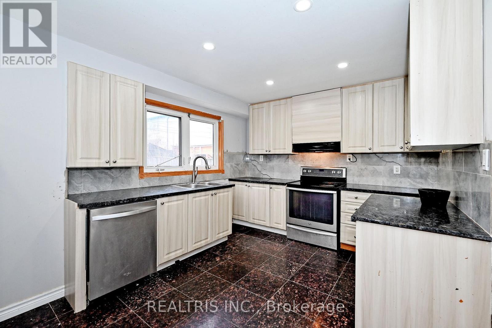 622 THE QUEENSWAY - 10
