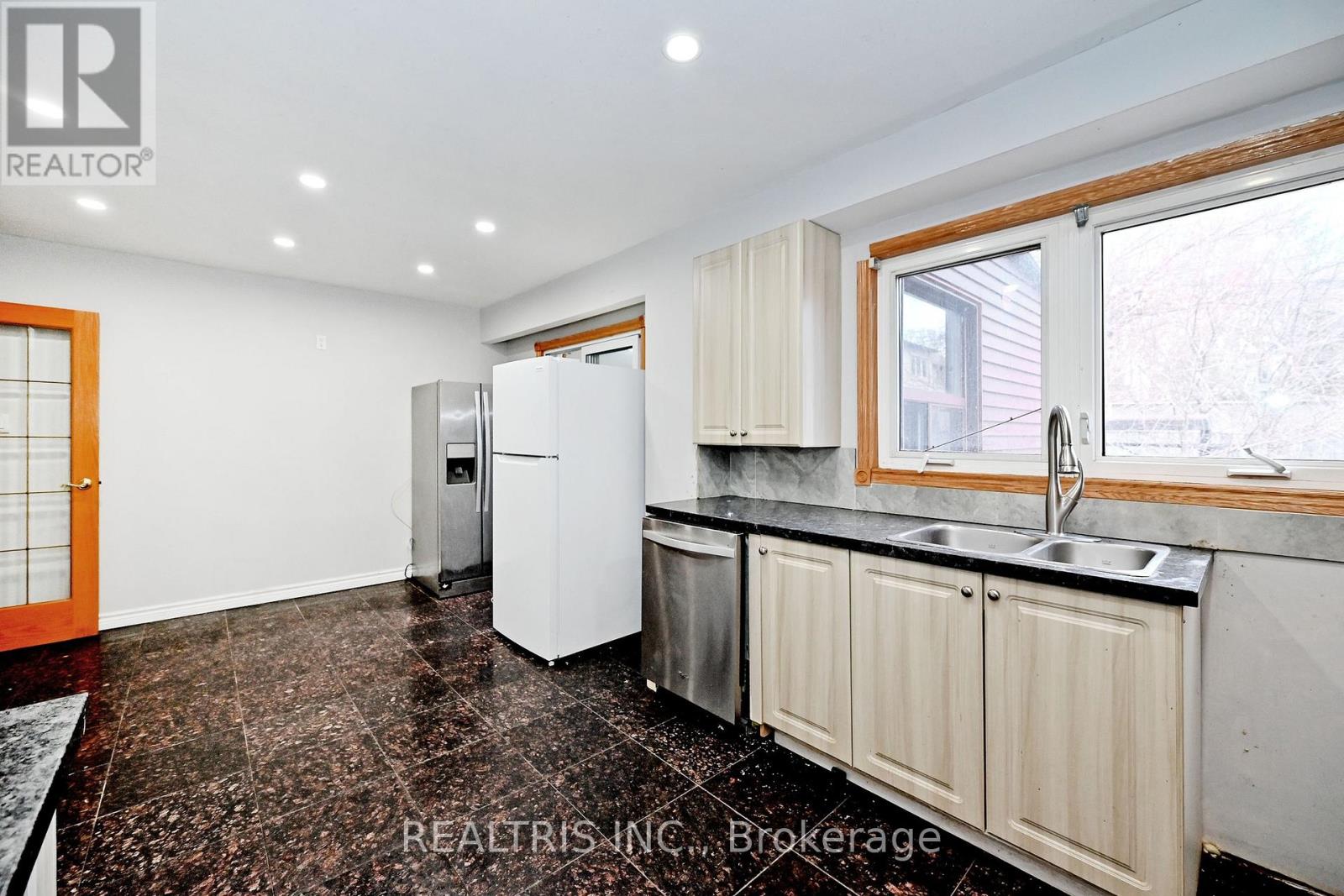 622 THE QUEENSWAY - 11