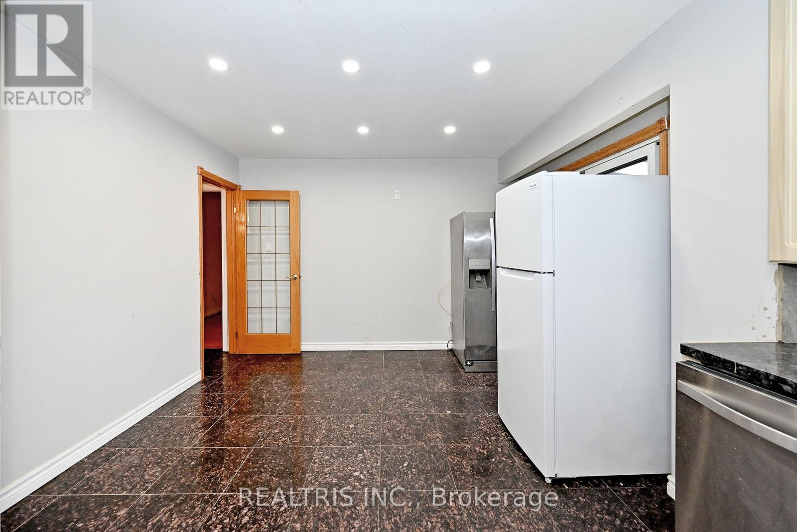 622 THE QUEENSWAY - 12