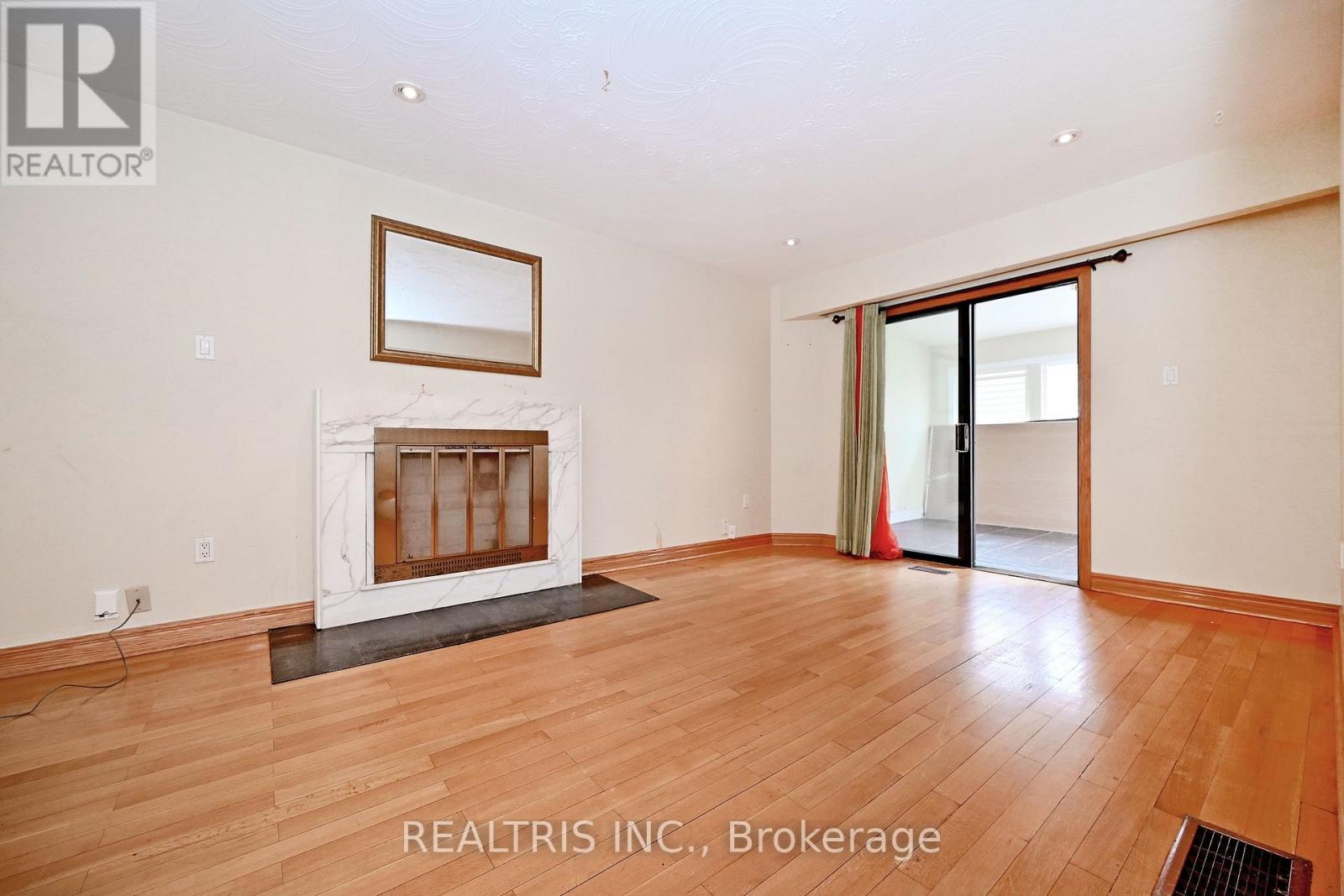 622 THE QUEENSWAY - 13