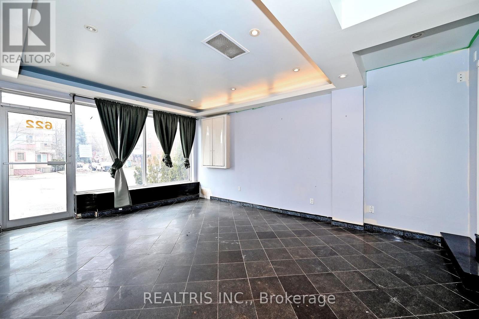 622 THE QUEENSWAY - 16