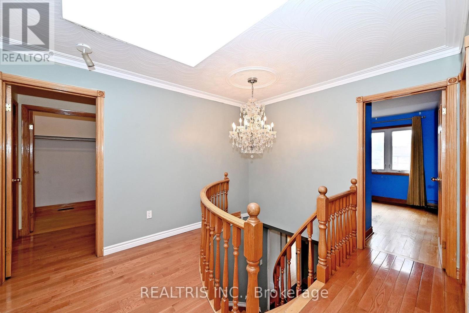 622 THE QUEENSWAY - 18