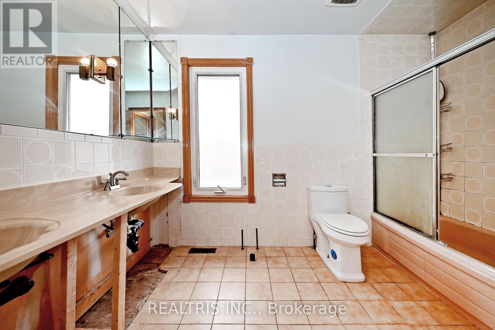 622 THE QUEENSWAY - 21