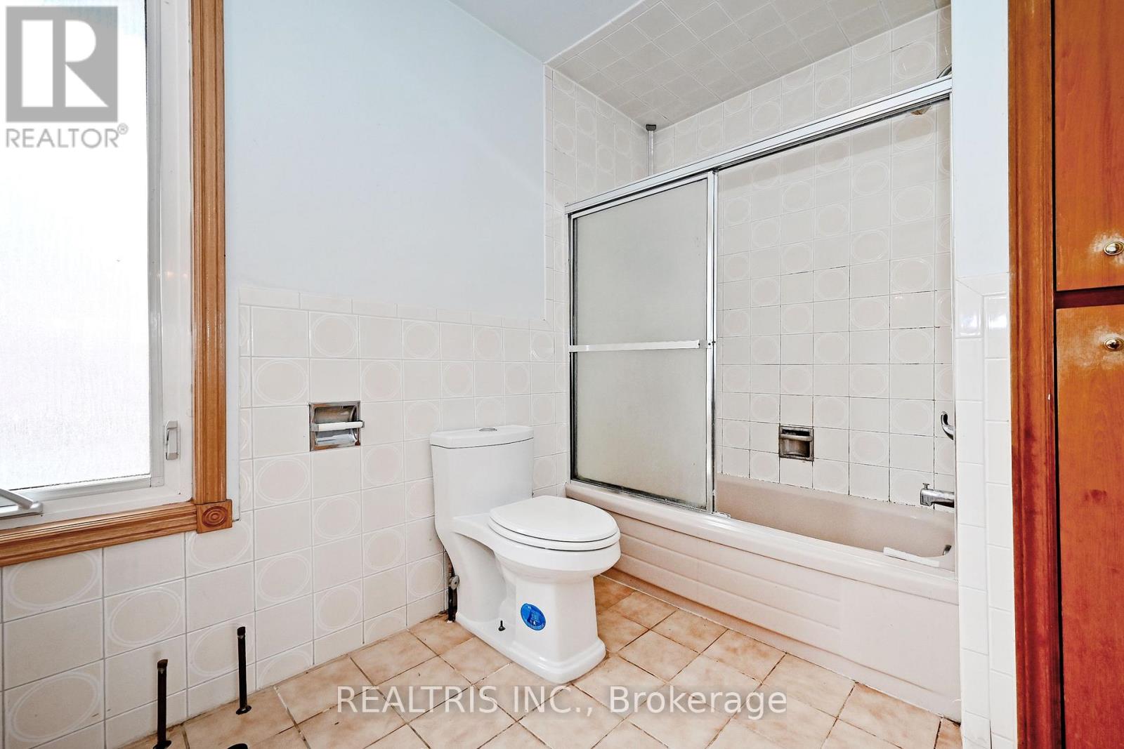 622 THE QUEENSWAY - 22