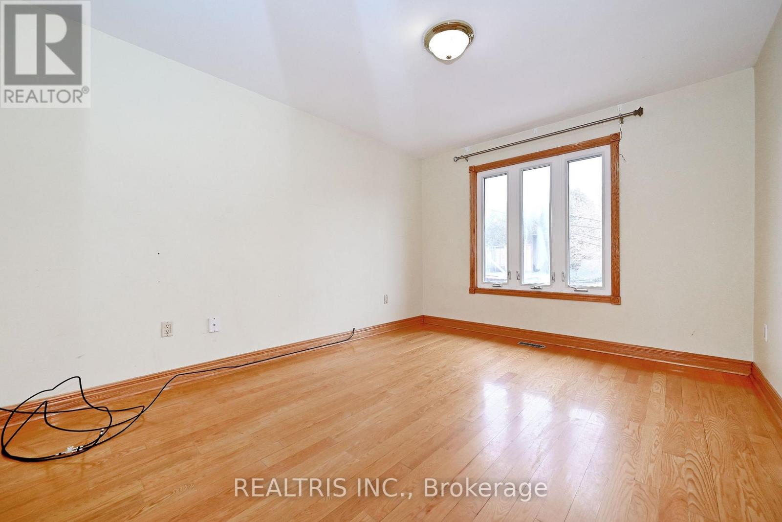 622 THE QUEENSWAY - 23