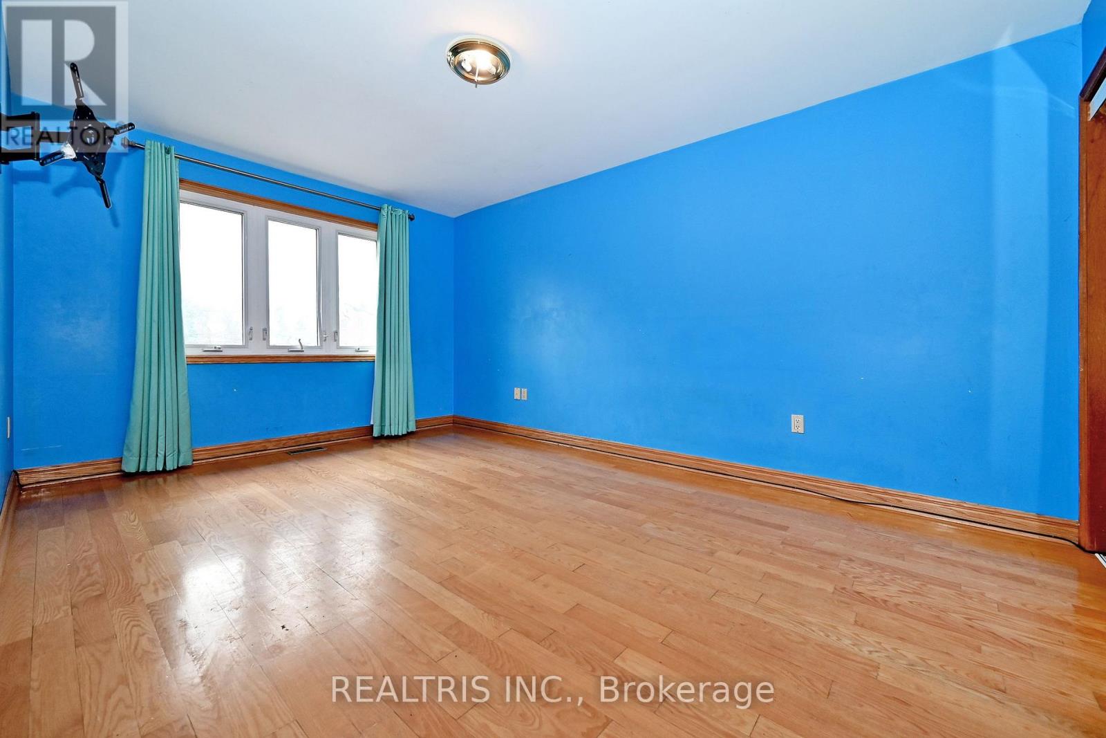 622 THE QUEENSWAY - 24