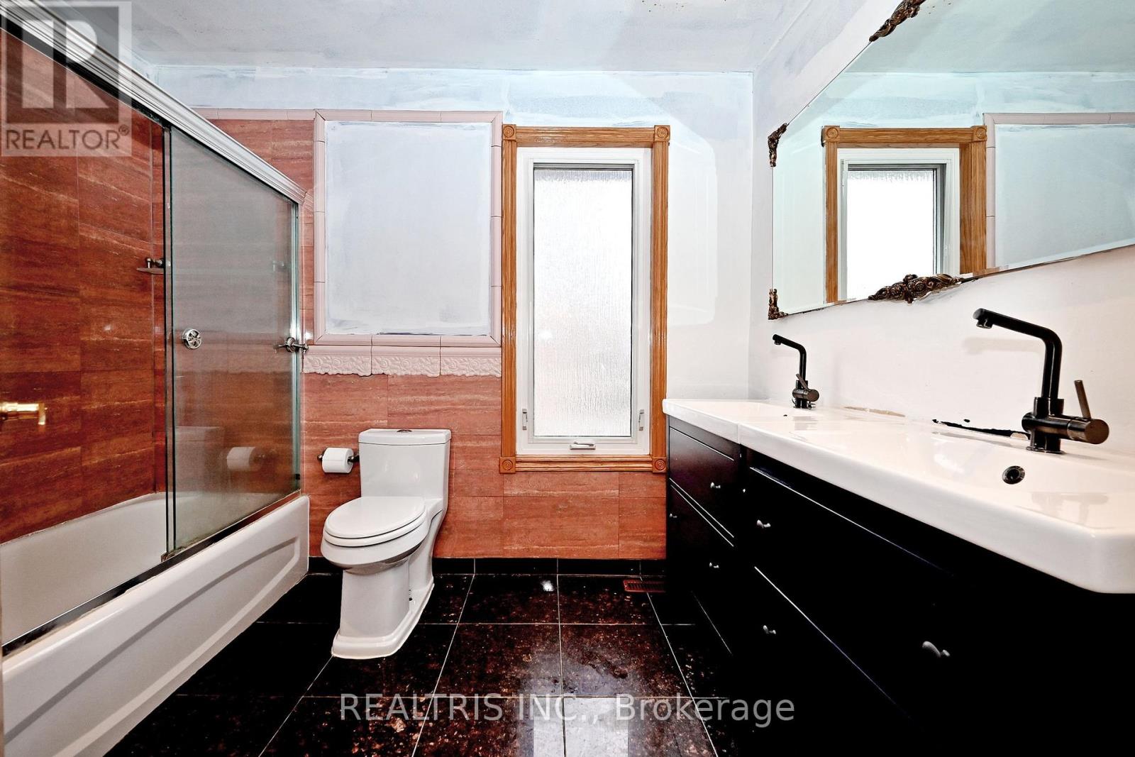 622 THE QUEENSWAY - 25